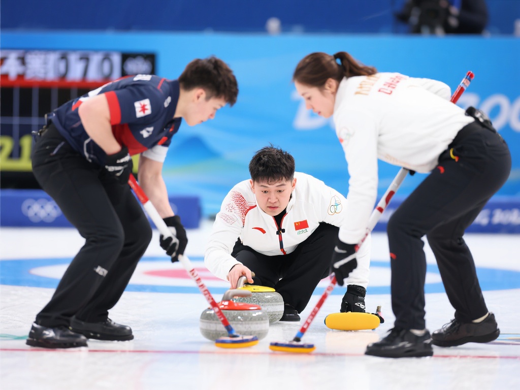 中国男子冰壶队世锦赛半决赛失利,无缘直通米兰冬奥会资格 在半决赛中,中国队遭遇了北美强队,无论是